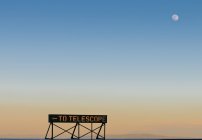 Информационный знак на дороге к телескопу — стоковое фото