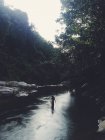 Frau blickt auf tropischen Fluss — Stockfoto