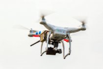 Drone com câmera voando — Fotografia de Stock