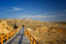 Curving walkway leading to lighthouse — Stock Photo
