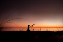 Маленький мальчик с помощью телескопа — стоковое фото