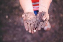 Мальчик показывает грязные руки — стоковое фото