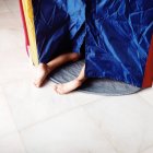 Мальчик ползает в палатку — стоковое фото