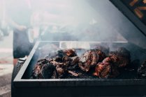 Carne de churrasco em uma grelha — Fotografia de Stock