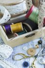 Инструменты для рукоделия, нитки для шитья — стоковое фото