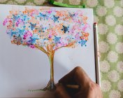 Человек рисует волшебное дерево — стоковое фото
