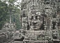 Гігантських кам'яних голову на Байон храм — стокове фото