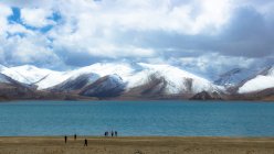 Lago y Montañas del Tíbet - foto de stock