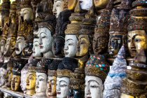 Fila di statue di Buddha — Foto stock