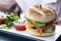 Hamburger, Salat und Ketchup — Stockfoto