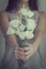 Adolescent fille tenant tas de fleurs — Photo de stock