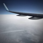 Avión volando en el cielo - foto de stock