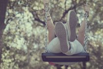 Adolescente ragazza su swing — Foto stock