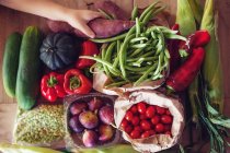 Primer plano verduras frescas - foto de stock