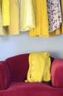 Gelbe Kleider und Strickjacke — Stockfoto