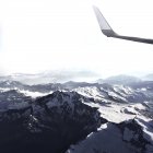 Літак літає над Альпами — стокове фото