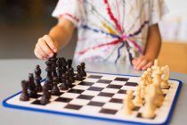 Garçon jouer aux échecs — Photo de stock