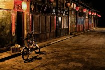 Strada lungo il mercato Pinyao di notte — Foto stock