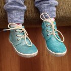 Pernas de criança usando sapatos turquesa — Fotografia de Stock