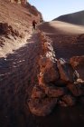 Sentiero con backpackers nel deserto — Foto stock