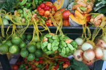 Legumes em banca de mercado — Fotografia de Stock