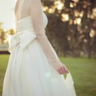 Mid-section of young bride — Stock Photo