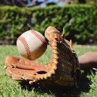 Guante de béisbol y pelota - foto de stock