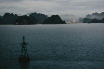 Bahía de Halong en la niebla de la mañana - foto de stock