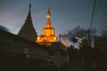 Золотой Будда против ночного неба — стоковое фото