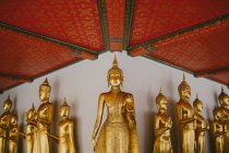 Статуї Будди у Королівського палацу — стокове фото