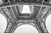 França, Paris, Torre Eiffel vista de baixo — Fotografia de Stock