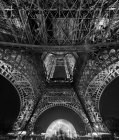 Eiffelturm bei Nacht — Stockfoto