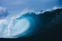 Large blue breaking wave — Stock Photo