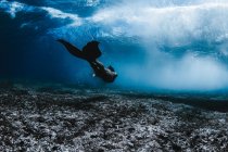 Nage féminine sous les vagues — Photo de stock