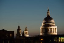 View of St. Paul Cathedral at dusk — Stock Photo