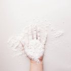 Mão coberta de farinha — Fotografia de Stock