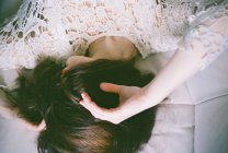Femme couchée sur le lit — Photo de stock