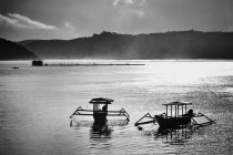 Isla Lombok, Outriggers on lake - foto de stock