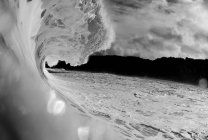 Brise des vagues dans l'océan — Photo de stock