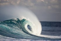 Welle bricht im Ozean — Stockfoto