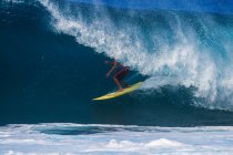 Surfista cabalgando a través de una ola de barril - foto de stock