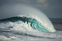 Welle bricht im Ozean — Stockfoto