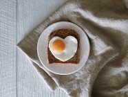 Scheibe Brot mit Ei — Stockfoto