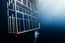 Cage de plongée vide sous la mer — Photo de stock
