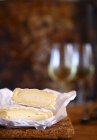 Camembert fromage en papier blanc — Photo de stock