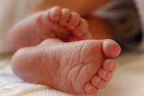 Gros plan sur les pieds de bébé — Photo de stock