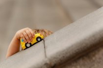 Хлопчик грає з іграшковим автомобілем — стокове фото