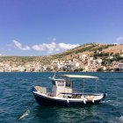 Barca nel porto di Amfilohia — Foto stock