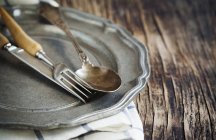 Prato com garfo, colher e faca de mesa — Fotografia de Stock