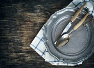 Винтажная тарелка с вилкой, ложкой и ножом — стоковое фото